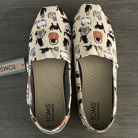 NWT Toms Halloween Black Cats Pumpkins Skulls Slip On Size 8.5 - Picture 3 of 7